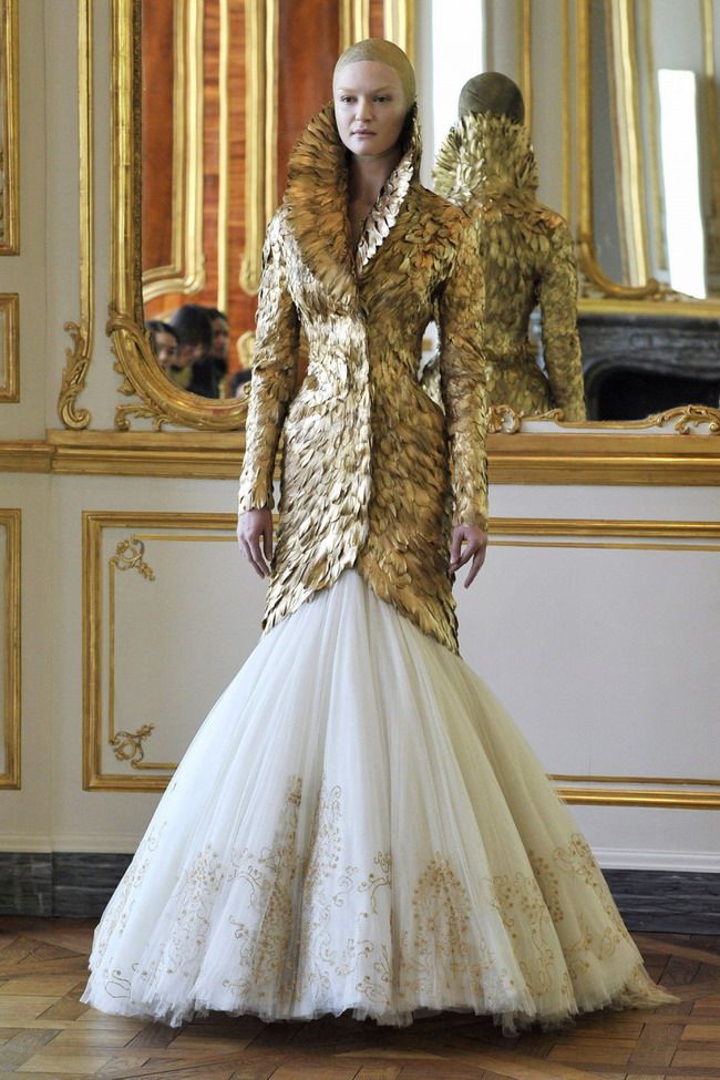 Regele a murit! Traiasca regele! Vezi ultimele creatii semnate Alexander McQueen!