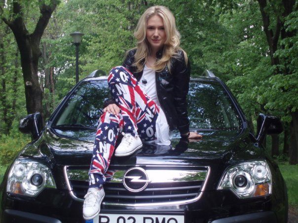 Adela Popescu are gene bune: &acirc;&euro;&oelig;Am silueta de la mama!&acirc;&euro; EXCLUSIV