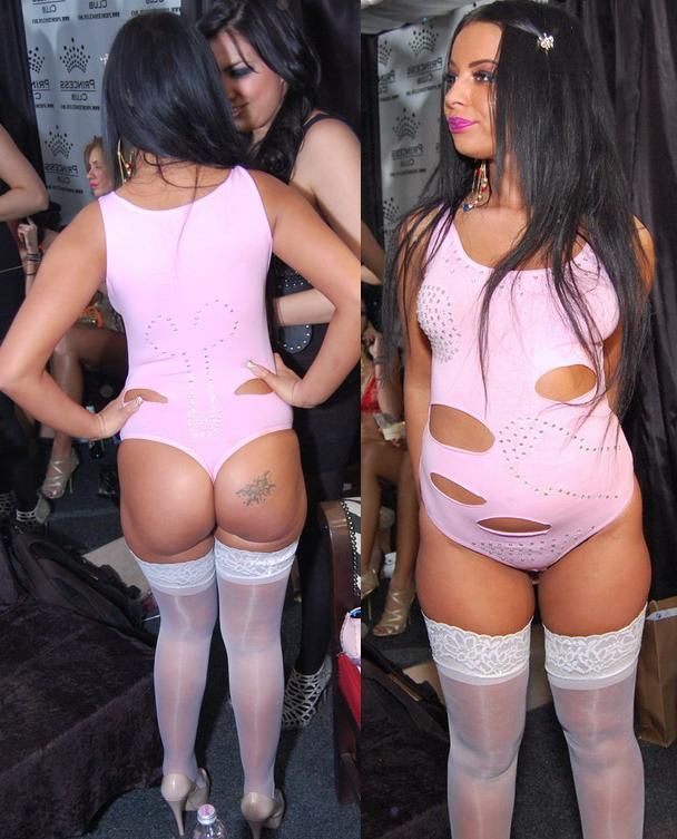 Focoasa Iulia a defilat in lenjerie intima cu un penis pe spate! EXCLUSIV!!