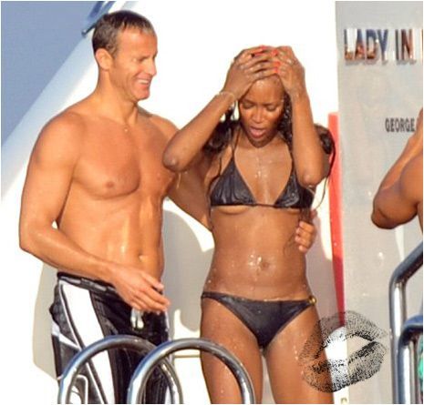Tabloidele ruse o dau pe Naomi Campbell insarcinata!