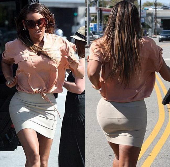 Mel B isi expune formele apetisante intr-o fusta foarte stramta!