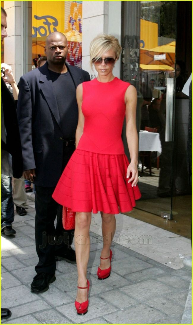Victoria Beckham a revenit la tunsoarea bob! Iti place cum ii sta? FOTO!