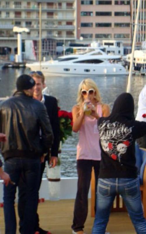 Noua fita la Cannes &acirc;&euro;&ldquo; sute de trandafiri in jacuzzi! Protagonista: Paris Hilton! FOTO!