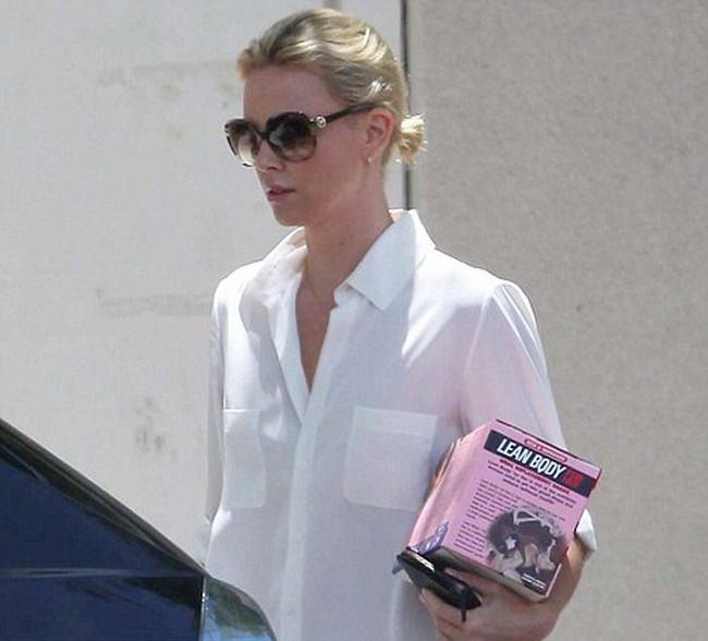 Charlize Theron slabeste cu suplimente alimentare FOTO!