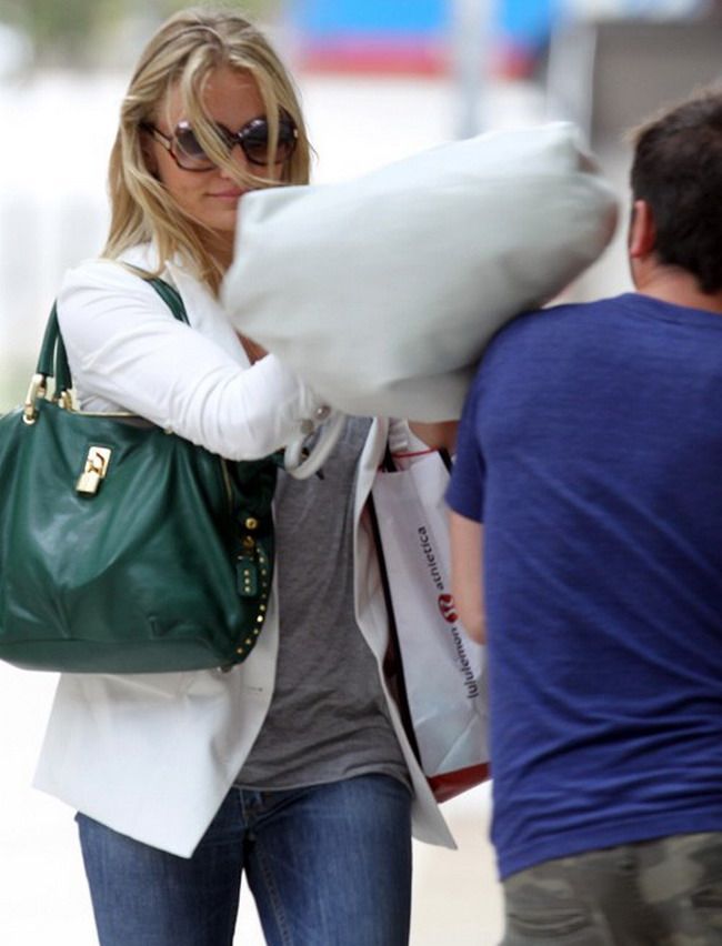 Cameron Diaz isi foloseste poseta pe post de arma impotriva paparazzilor FOTO!