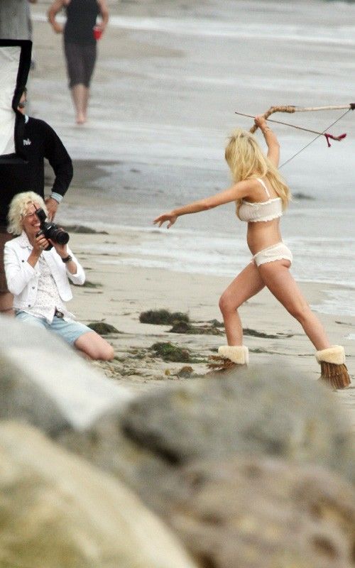 Uite bratara pentru alcoolici pe care o poarta Lindsay Lohan! FOTO!