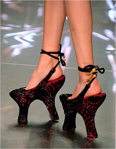 Kitsch sau arta? Incaltari ciudate, demne poate doar de Lady GaGa! FOTO