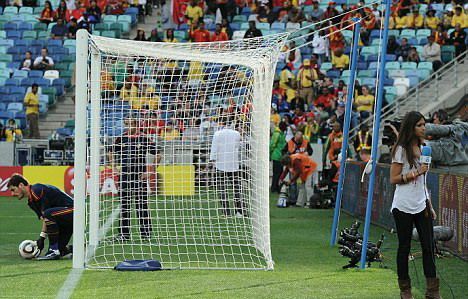 Portarul Spaniei &ndash; pus la zid de iubita sa reporter dupa ce a luat gol de la Elvetia! FOTO SI VIDEO