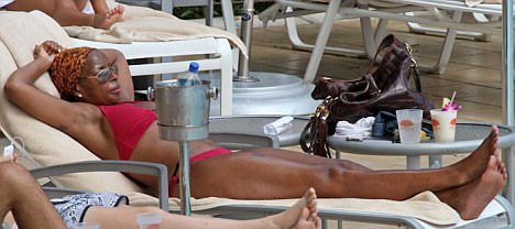 Mary J. Blige isi expune celulita la plaja FOTO