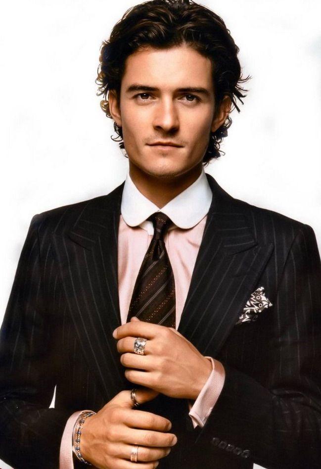 Orlando Bloom vinde parfumuri