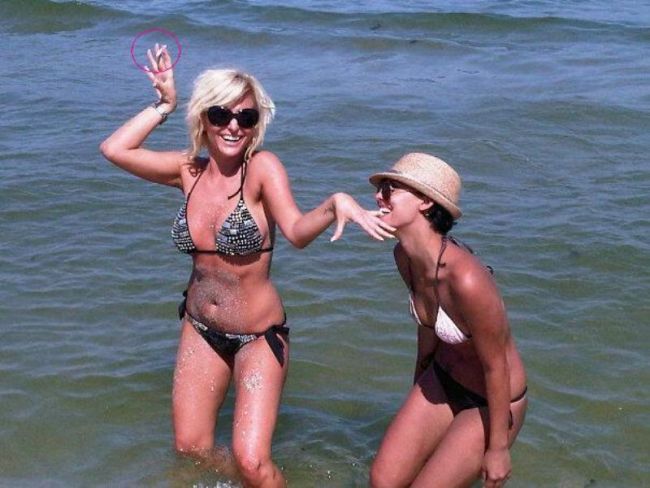 Delia nu renunta la tigara nici macar in apa marii! FOTO