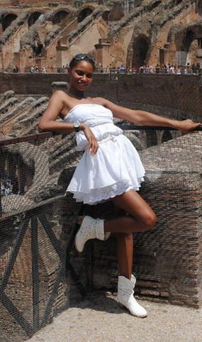 Laurette, poze sexy la Colosseum, alaturi de gladiatori! GALERIE FOTO &nbsp;