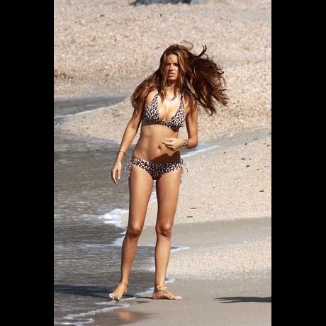 Adriana Lima, mai putin sexy - s-a ingrasat cateva kilograme GALERIE FOTO!
