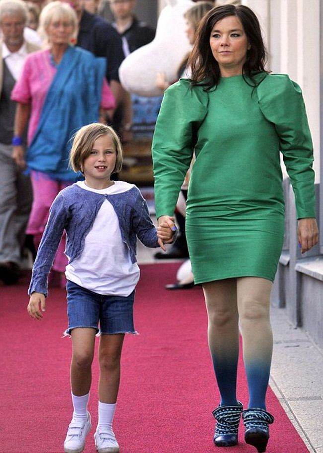 Bjork - inca o tinuta oribila purtata pe covorul rosu FOTO!