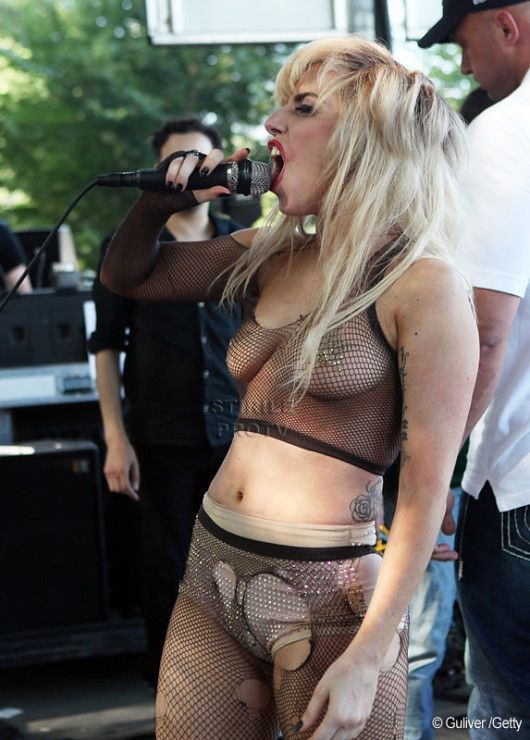 Uite in ce hal a aparut Lady Gaga in fata fanilor! FOTO