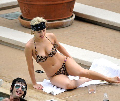 Lady Gaga, super indragostita: nu-si poate lua mainile de pe iubit FOTO &nbsp;