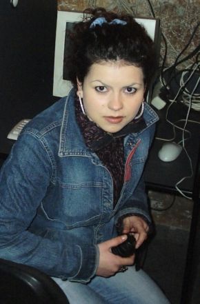 O recunosti pe fata din stanga? Este Inna!