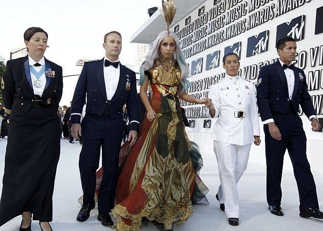Lady Gaga - cea mai extravaganta aparitie pe covorul rosu la VMA VIDEO!