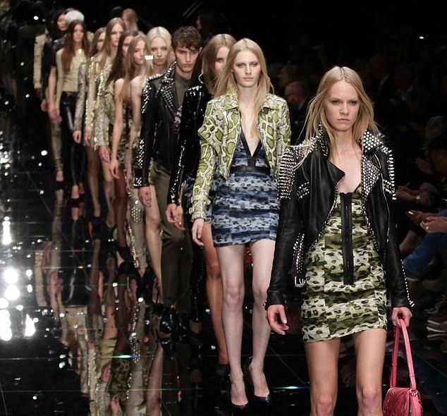 Fashionistele au purtat haine military la lansarea noii colectii Burberry VIDEO!