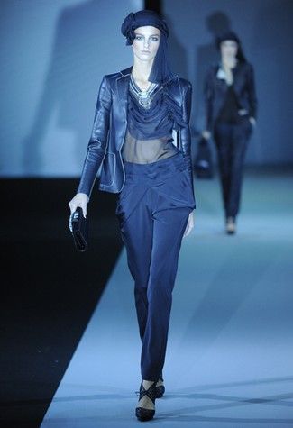 Bleumarinul predomina in ultima colectie Giorgio Armani VIDEO!