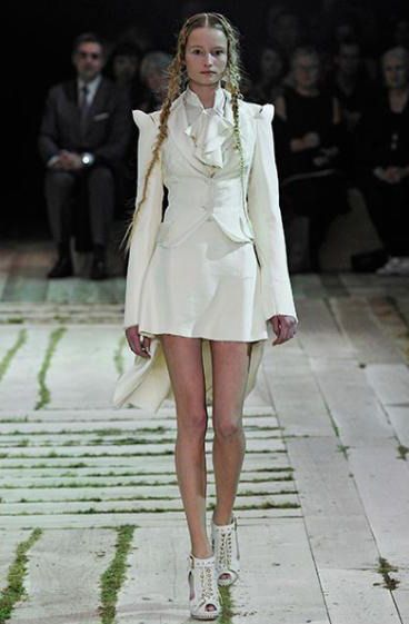 FOTO:&nbsp;prima colectie pentru femei Alexander McQueen de dupa moartea creatorului