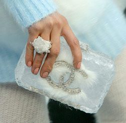 Super cool: clutch-ul in forma de cub de gheata Chanel
