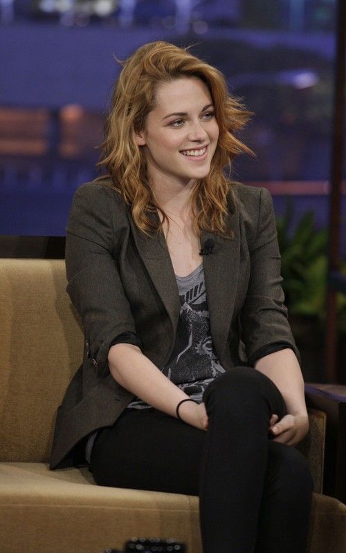 Ti se pare inspirat outfitul pe care l-a ales Kristen Stewart pentru emisiunea lui Jay Leno?