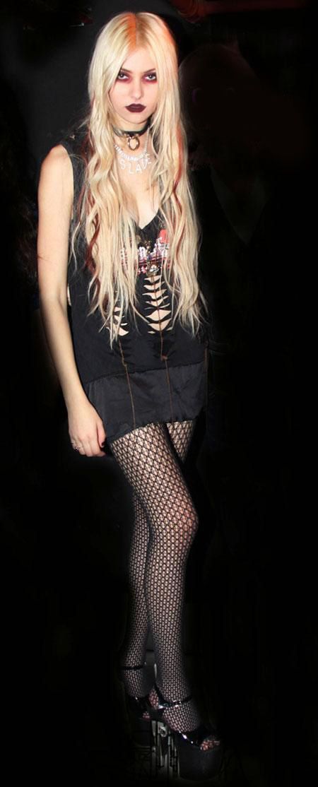 Taylor Momsen are nevoie de un stilist! Esti de acord cu noi?