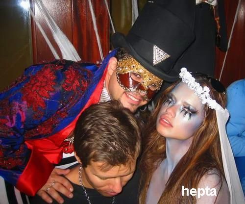 Adriana Lima, costumata in mireasa moarta de Halloween. E frumoasa si asa!