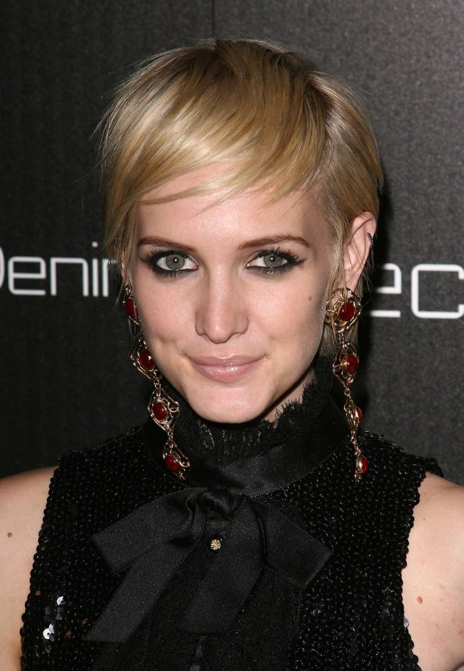 Ashlee Simpson, stralucitoare cu cercei Chanel vintage