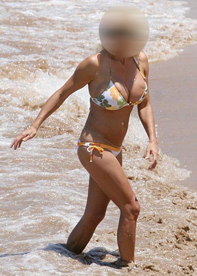 Ati ghicit: sanii deformati sunt ai Pamelei Anderson!