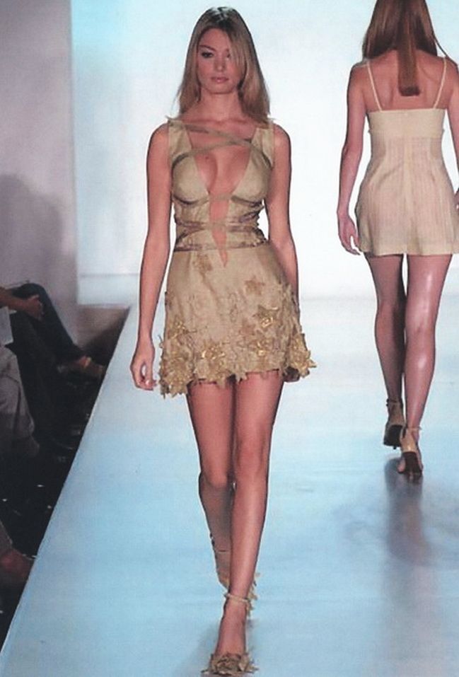 Valentina Pelinel: Am ramas fara fusta pe catwalk si mi s-a rupt tocul in show la Versace VIDEO EXCLUSIV