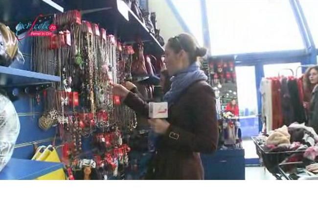 Fulare 16 lei, manusi 21 de lei, portofele si clutch-uri 24 de lei! Vezi oferta completa! VIDEO