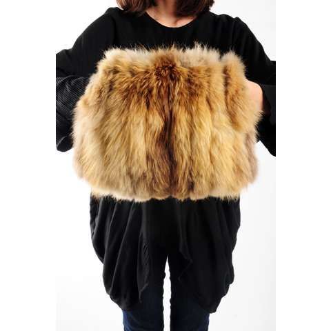 Iarna aceasta, designerii recomanda: blanurile, lana si mansonul! VIDEO