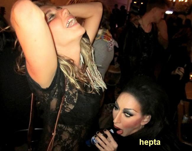 Ke$ha - beata, indecenta, in tandreturi cu o femeie si mimand un orgasm! FOTO