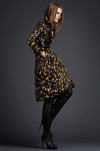 Burberry propune trenciurile accesorizate cu blana si piele &nbsp;