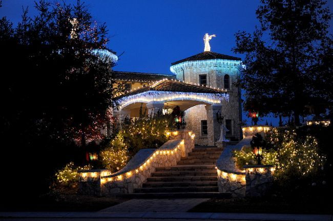 Casa lui Britney Spears, decorata cu sute de luminite de Craciun