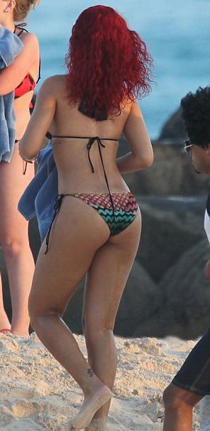 Rihanna continua distractia pe plajele din Barbados FOTO