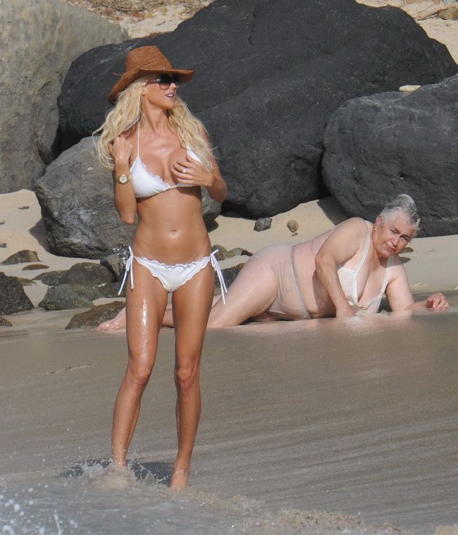 Victoria Silvstedt a pozat sexy la malul marii. Pacat ca a ignorat decorul! &nbsp;