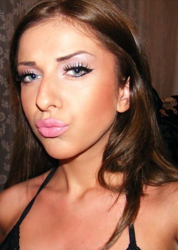 Jeanine s-a facut satena. Ii sta mai bine?
