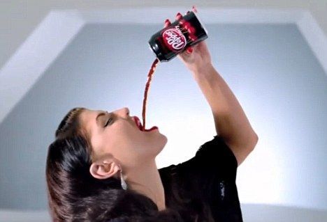 Fergie - schimbare de look pentru a deveni imaginea Dr. Pepper! VIDEO