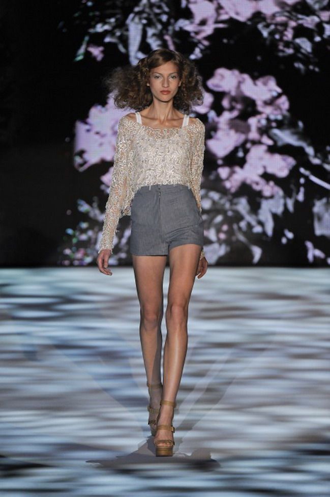 Vrei sa fii feminina si sexy? Inspira-te din stilul propus de Badgley Mischka! GALERIE FOTO