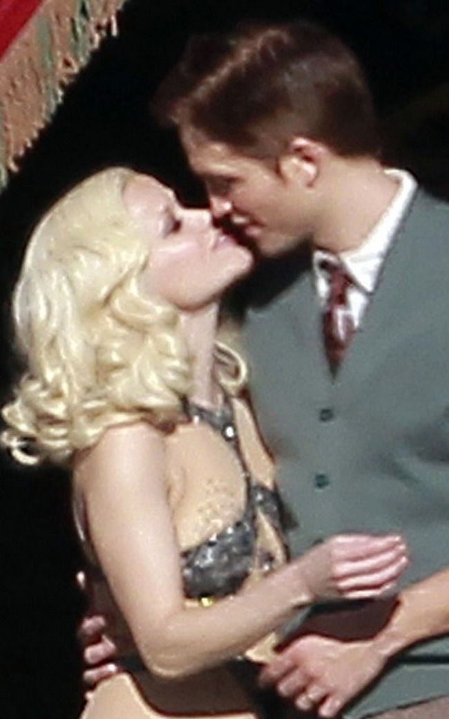 HOT: Robert Patinsson se saruta cu Reese Witherspoon FOTO
