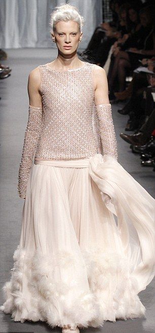 Haute Couture by Chanel Karl Lagerfeld in pantofi fara toc la Paris! Super GALERIE FOTO!