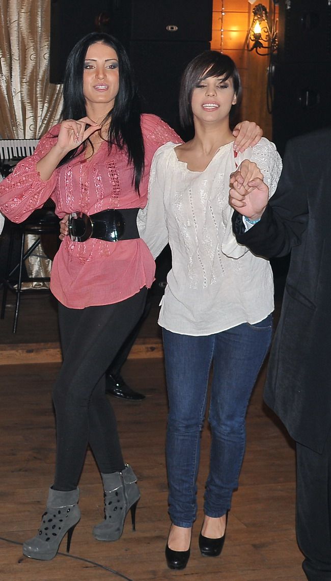 Culmea fashionului romanesc: divele din showbiz joaca hora in pantofi Louboutin! SUPER VIDEO
