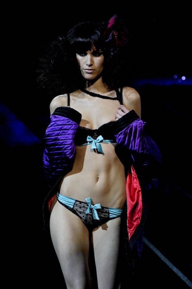 Show-ul de lenjerie intima Etam pentru primavara vara 2011: multa culoare, fotomodele cam skinny si miei vii pe podium