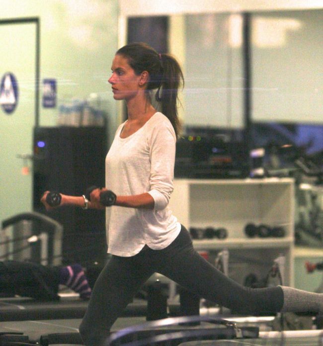Alessandra Ambrosio isi mentine silueta perfecta cu Pilates