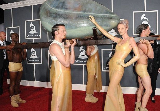 Lady Gaga si-a facut aparitia la premiile Grammy intr-un ou gigantic! VIDEO