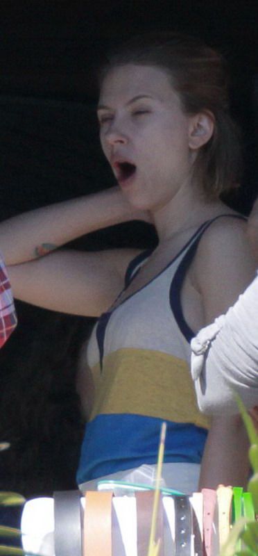 Scarlett Johansson, fara machiaj si de abia trezita din somn: arata ca o gospodina! FOTO