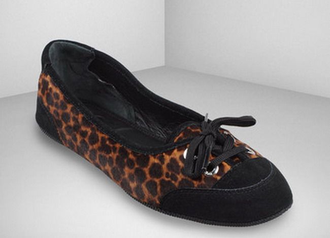 Leoparzii la picioarele tale! Marii designeri se intrec in modele de pantofi cu animal print